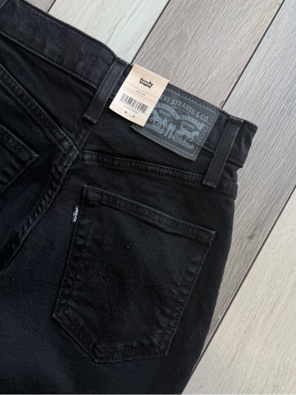 Levi’s High Waisted Mom Jeans Black 24x29 NWT - Picture 3 of 7